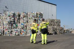 Mitarbeitende bei Kunststoffballen auf Recyclinghof, Interzero, 2026
