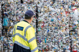 Mitarbeitende bei Kunststoffballen auf Recyclinghof, Interzero, 202