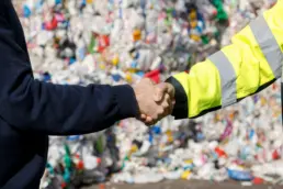 Handschlag vor recycelbaren Abfallballen, Interzero, 2026